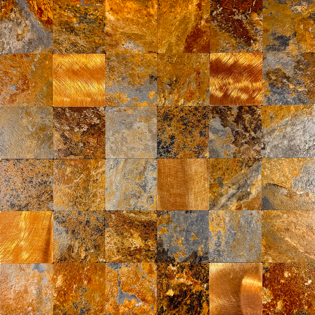 Selvklebende veggfliser i rustikk kobber og stein mosaikk