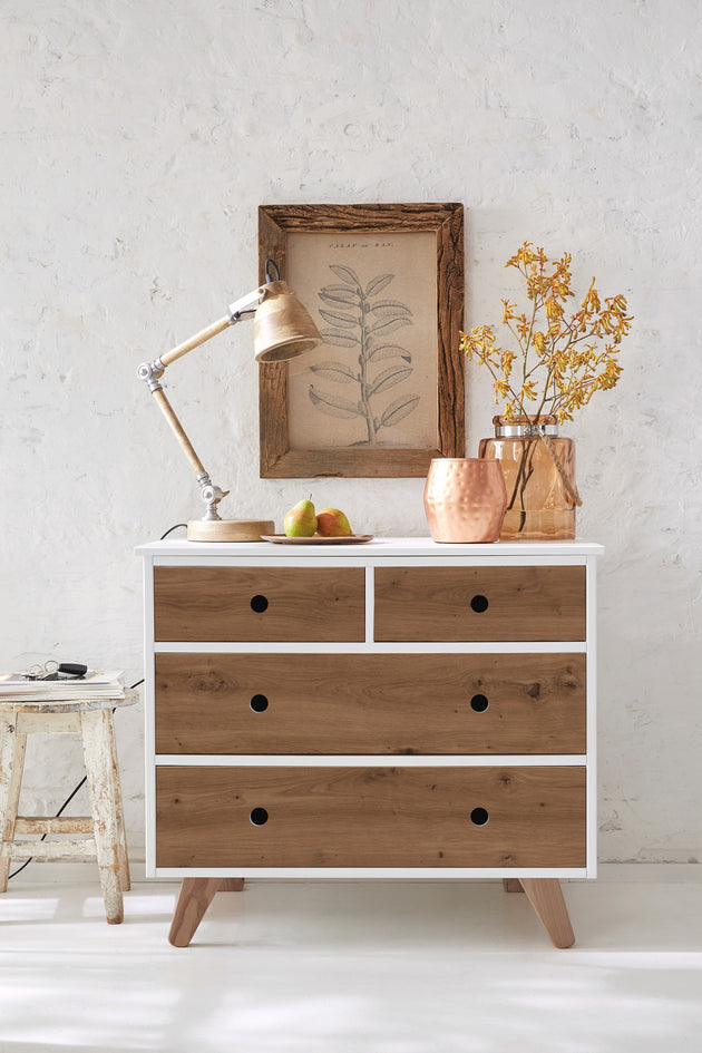 Hvit kommode med skuffefronter i Artisan Oak kontaktplast