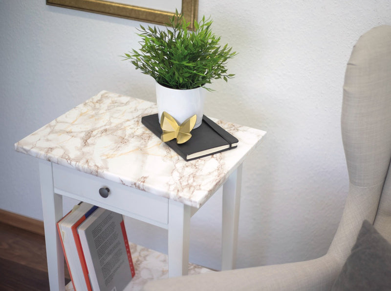 Hvitt sidebord med marmorlook fra selvklebende Cortes-folie