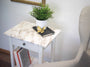 Hvitt sidebord med marmorlook fra selvklebende Cortes-folie